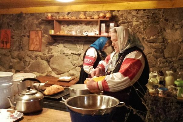 Upplevelsetur i Södra Estland och i Setomaa - setobor i folkdräkt i köket och lagar mat