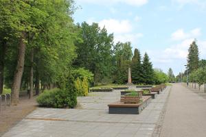 Парк с памятниками в городе Ряпина