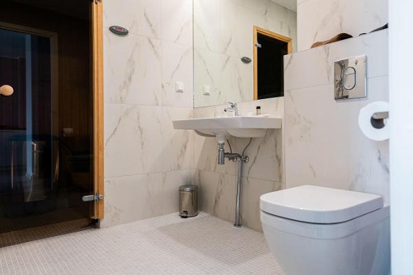 Ö Seaside Suites & SPA ruumikad dušiga vannitoad, millest osades saun