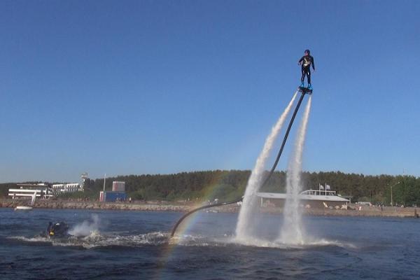 Izrauciens ar flyboard dēli Narvā