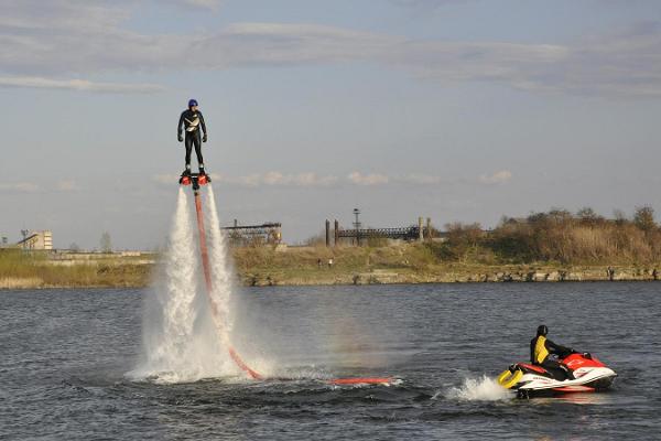 Izrauciens ar flyboard dēli Narvā