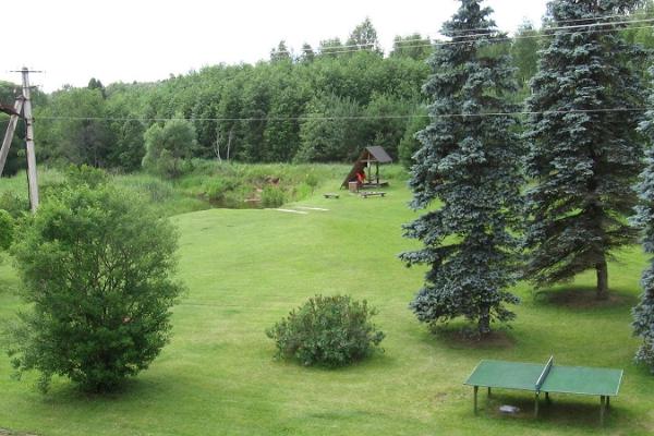 Außenbereich und Campingbereich voller Grün der Privatunterkunft Jõesuu