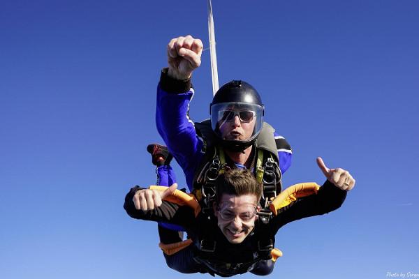 Tandem-Fallschrimspringen mit einem erfahrenen Instruktor auf dem Flugfeld von Rapla