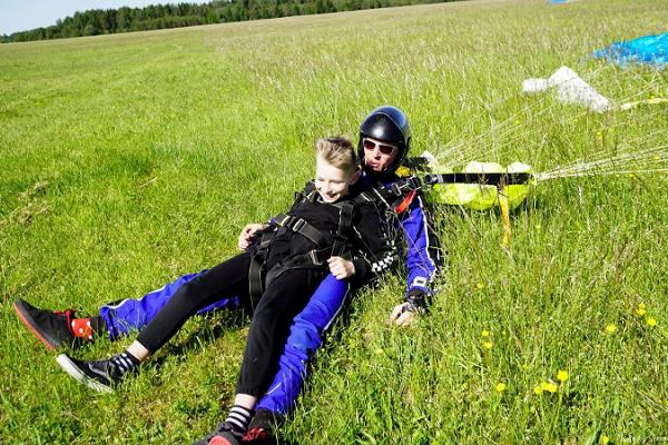 Izpletņlēkšana tandēmā ar pieredzējušu instruktoru Raplas lidlaukā