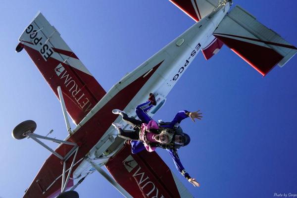 Tandem-Fallschrimspringen mit einem erfahrenen Instruktor auf dem Flugfeld von Rapla