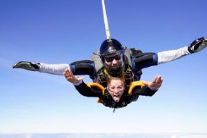 Тандемный прыжок с парашютом с опытным инструктором на аэродроме Рапла