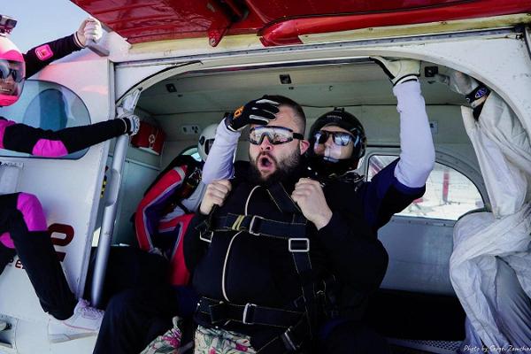 Tandem-Fallschrimspringen mit einem erfahrenen Instruktor auf dem Flugfeld von Rapla