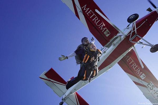 Tandem fallskärmshopp med en erfaren instruktör på Raplas flygplats