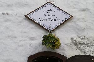 Restaurant Von Taube in der Burg von Purtse (dt. Isenheim)