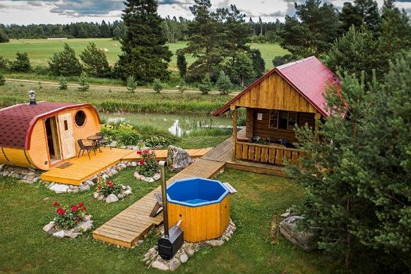 Hiievälja saunas: smoke sauna, barrel sauna, and steam sauna