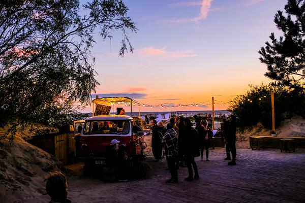 Schöner Sommerabend und Sonnenuntergang im Põks