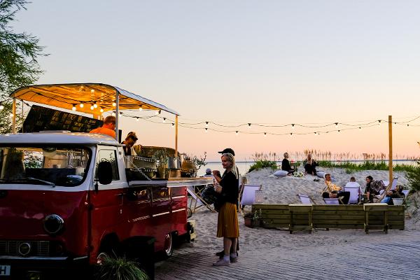 Die Bar Põks vor dem Hintergrund eines angenehmen Sonnenuntergangs