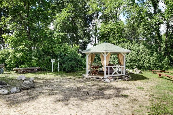 Anija mõisapargi paviljon põlispuude all