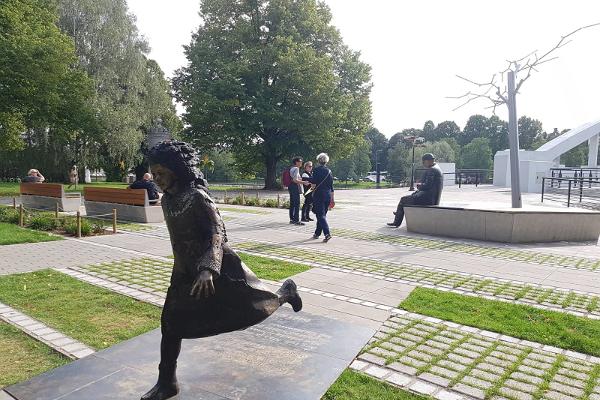 Lydia Koidula and Johann Voldemar Jannsen Memorial Square