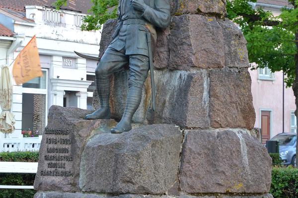Monumentet av öselbor stupade I Frihetskriget