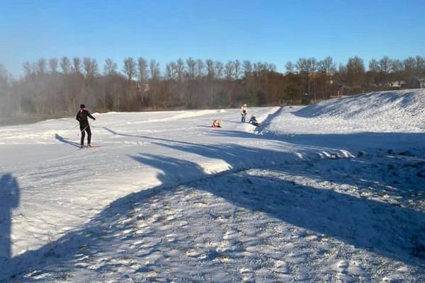 Tähtveren hiihtoladun hiihtäjät aurinkoisena päivänä