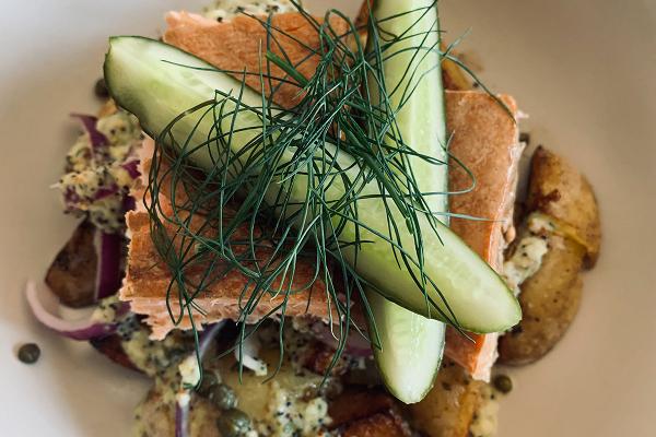 Heiß geräucherter Lachs mit Salzgurke und knusprigen Kartoffeln im Café Meremaa