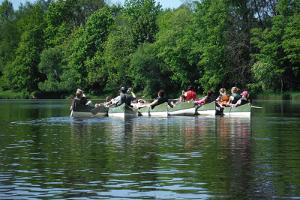 Kanuu.ee Kanutour für Familien mit einem sicheren Kanu für vier Personen auf dem Fluss Audru