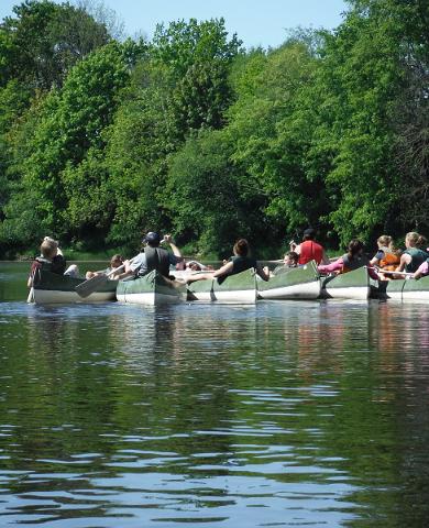 Kanuu.ee Kanutour für Familien mit einem sicheren Kanu für vier Personen auf dem Fluss Audru