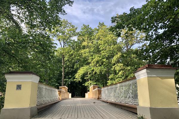 Im Park auf dem Domberg liegt die Engelsbrücke (Inglisild).
