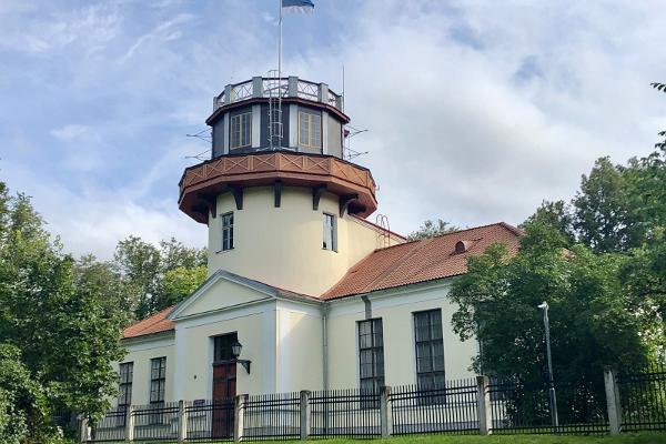 Tartus stjärntorn finns i Toomemäe park (Dombergets park)