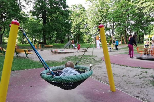 Domkalna parkā ir rotaļu laukums un sporta laukumi
