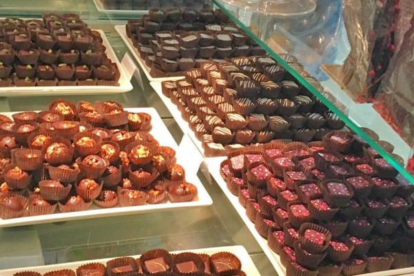 Exkursion in der Altstadt Tallinns und ein Workshop zur Herstellung von Schokoladenpralinen