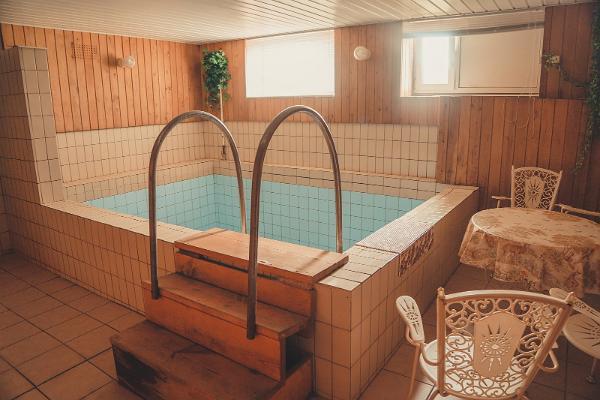 Hotell Pääsuke sauna eesruum basseiniga
