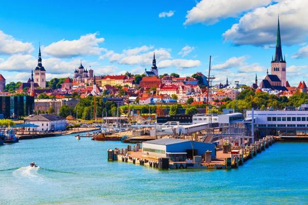Päivämatka Helsingistä kävelyretkellä Tallinnan vanhassakaupungissa ja kierroksella Kadriorg-Piritalla