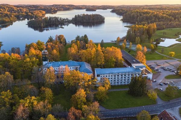 Pühajärve Spa & Erholungszentrum, Luftaufnahme im Herbst