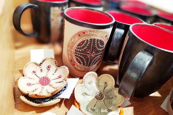 Zum Verkauf stehende Keramik im Museumsgeschäft der Hermannsfeste