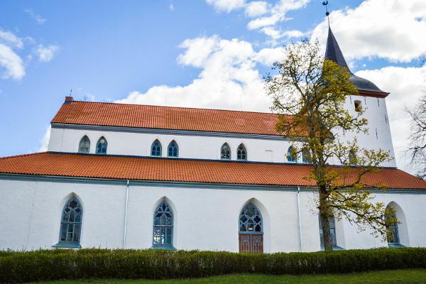 Die Kirche von Urvaste und der Friedhof am Ufer des Sees Uhtjärve