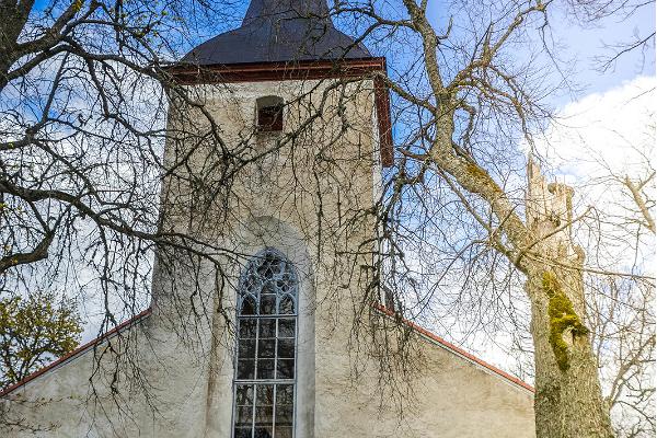 Die Kirche von Urvaste und der Friedhof am Ufer des Sees Uhtjärve