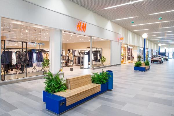 Торговый центр Pargi Keskus изнутри, на переднем плане — магазин H&M