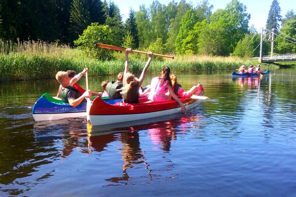 Tūrisma sētas "Salmiku" rīkotie izbraucieni ar kanoe laivām pa Pērnavas upi