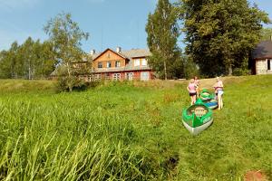 Kanotturer av Samliku vandrarcenter på Pärnufloden