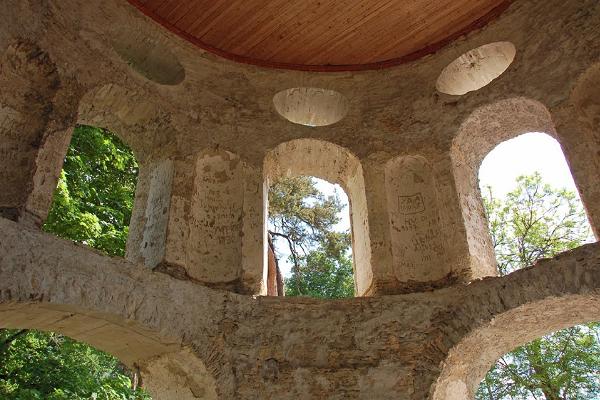 Gate tower of Sutlema Manor