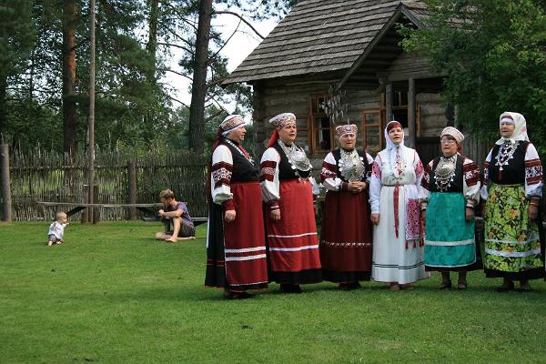 Lõuna-Eesti ja Setomaa elamustuur - Rahvariietes setod laulmas traditsioonilises laulustiilis- leelo
