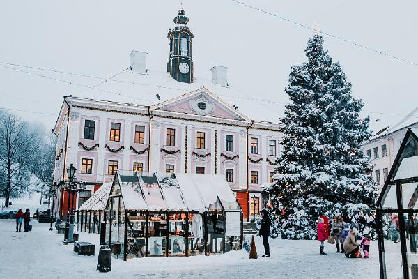 Ратушная площадь города Тарту и заснеженный Городок света, где находится каток