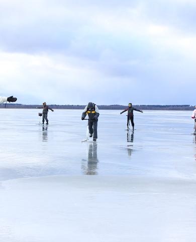 Участники похода с финскими санями на льду озера Выртсъярв