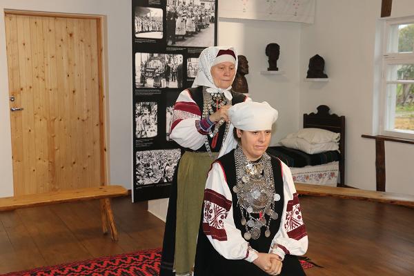 Omklädning till Seto folkdräkt i Obinitsa museum