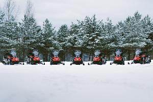 Izbraucieni ar sniega motocikliem atpūtas centrā "Toosikannu"