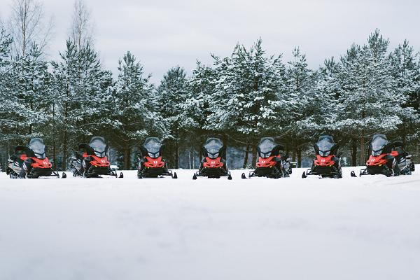 Snöskoter turer i Toosikannu Semestercenter