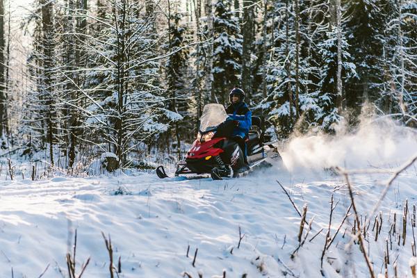 Snöskoter turer i Toosikannu Semestercenter