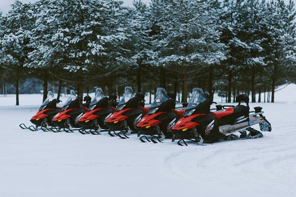 Izbraucieni ar sniega motocikliem atpūtas centrā "Toosikannu"