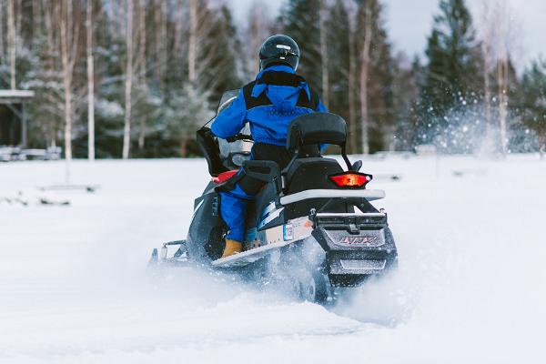 Snöskoter turer i Toosikannu Semestercenter