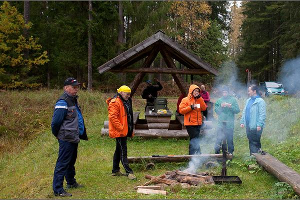 Wanderer beim Feuermachen und Trinken vom heißen Tee auf dem Picknickplatz des Landschaftsschutzgebiets Järvselja