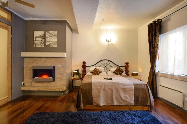 Hotel Hansalinn Family Room with Fireplace