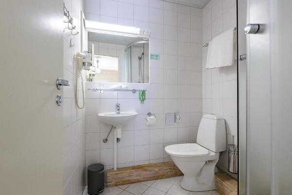 Hotell Hansalinn kahekohalise toa vannituba