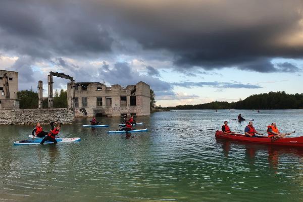 Wasserausflug im Tagebau von Rummu zusammen mit einer Exkursion des Gefängnisses von Murru